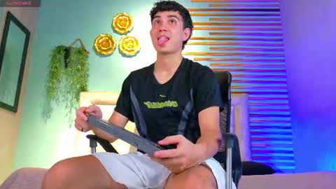 alejo_gray1 online show from June 13, 9:03 pm