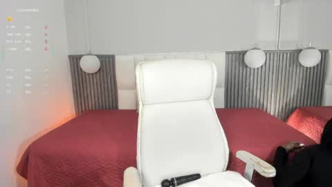 Yy  online show from April 6, 7:04 pm