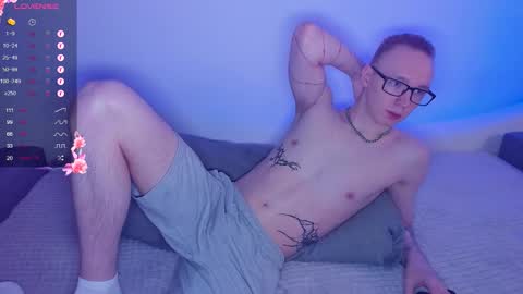 Snapshot of alex_silent chatting on October 21, 12:10 pm alex_silent online show from October 21, 12:10 pm