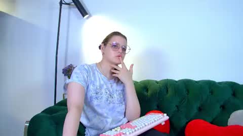 AlexaAvery online show from June 13, 6:46 am