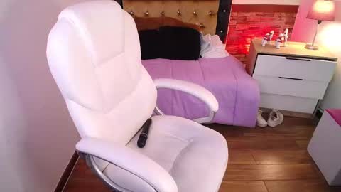 Snapshot of alexamoon__ chatting on February 15, 4:12 pm Alexa Moon online show from February 15, 4:12 pm