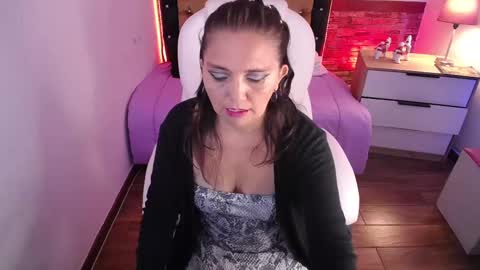 Snapshot of alexamoon__ chatting on February 17, 8:49 pm Alexa Moon online show from February 17, 8:49 pm