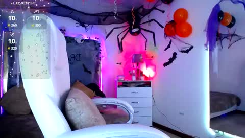 Snapshot of alexamoon__ chatting on October 22, 5:47 pm Alexa Moon online show from October 22, 5:47 pm