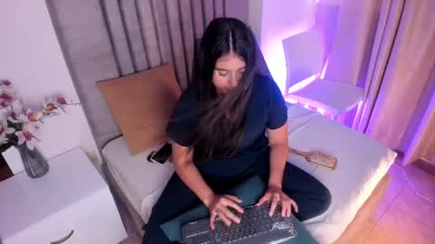 Alexandra Cruz online show from June 13, 6:40 pm
