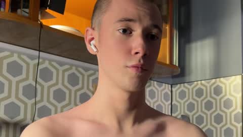 Snapshot of alexwos chatting on December 13, 11:28 pm Alex online show from December 13, 11:28 pm