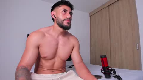 Snapshot of alexxxmachine chatting on February 16, 1:14 am Alex freelance model instagram alex b229 online show from February 16, 1:14 am