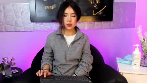  Alice Evans online show from January 9, 12:30 pm