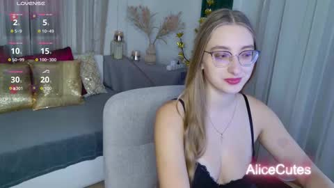 AliceCutes online show from November 30, 11:28 am