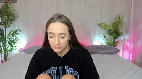 Snapshot of alicia_edwards chatting on February 20, 2:07 am Mia online show from February 20, 2:07 am