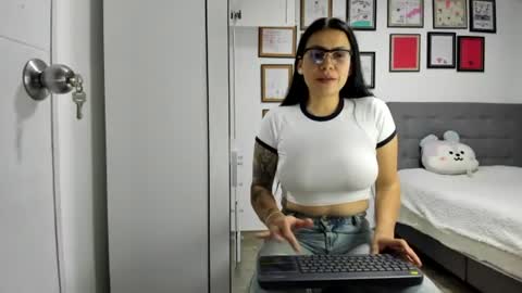 alicia_rainbow online show from June 15, 4:26 am