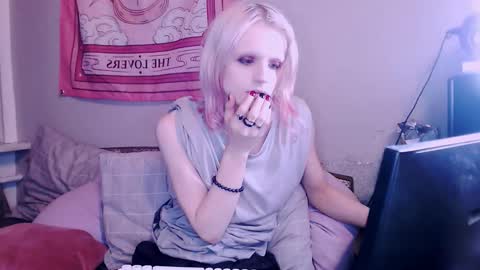 Alien Bella online show from December 18, 1:28 pm