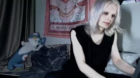 Alien Bella online show from June 21, 11:55 pm