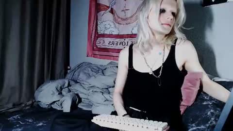 Alien Bella online show from August 5, 10:40 pm