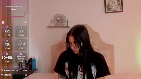 aliice_walker_ online show from February 3, 6:17 pm