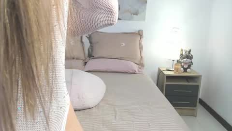 Snapshot of alissonroyce chatting on February 13, 1:19 am Goddess  online show from February 13, 1:19 am