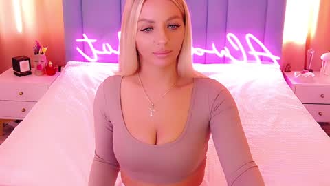 AlwaysHot online show from February 8, 6:22 am