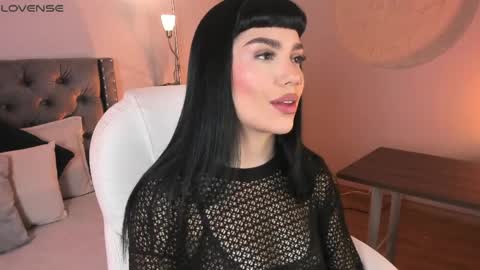 Mia online show from April 9, 1:06 pm