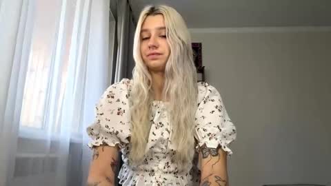 Snapshot of almetazorc chatting on September 24, 8:21 am Arina online show from September 24, 8:21 am