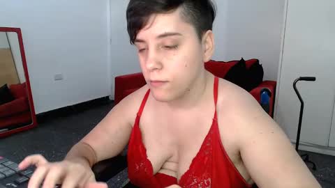 Snapshot of almondonwheels chatting on December 4, 9:29 pm Almond online show from December 4, 9:29 pm