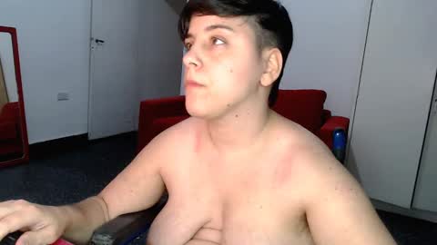 Snapshot of almondonwheels chatting on December 23, 1:18 am Almond online show from December 23, 1:18 am