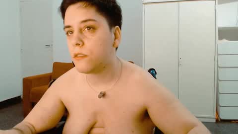 Snapshot of almondonwheels chatting on March 10, 4:17 am Almond online show from March 10, 4:17 am