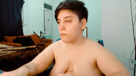 Snapshot of almondonwheels chatting on September 28, 12:08 am Almond online show from September 28, 12:08 am