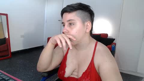 Snapshot of almondonwheels chatting on December 19, 9:27 pm Almond online show from December 19, 9:27 pm