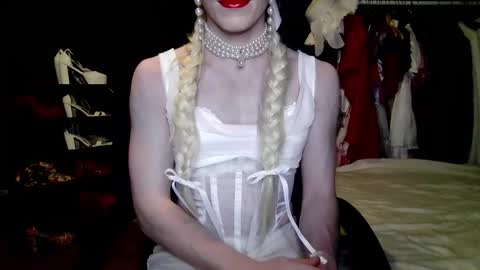Snapshot of amaliecd chatting on October 9, 8:25 pm Amalie online show from October 9, 8:25 pm