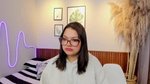 Alejandra  online show from April 15, 5:00 am