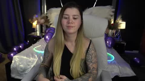 amellymillyy online show from January 17, 2:37 pm