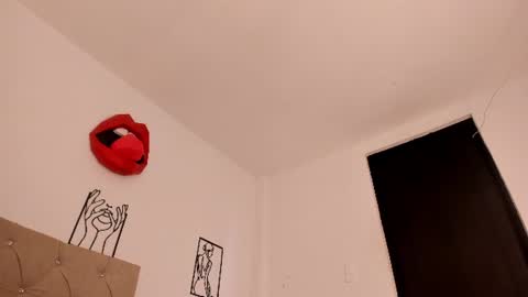hi guys im ariani ill be off till december 1st for vacation if u want u can add me on snapchat by bio and talk or play there online show from June 23, 7:31 pm