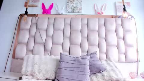 Amy Cortes online show from December 3, 8:20 pm