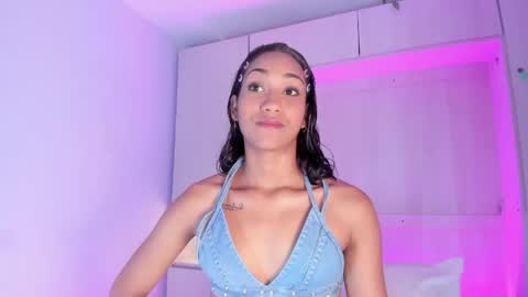 anaacollins_ online show from June 7, 12:10 pm