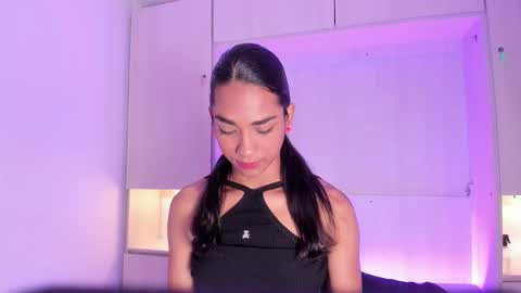 anaacollins_ online show from February 24, 11:35 am