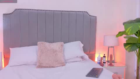 Mia online show from November 7, 1:13 pm