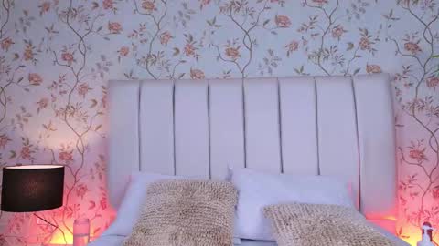 Mia online show from October 18, 1:04 pm