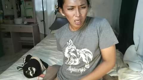 yanie online show from December 2, 2:10 am