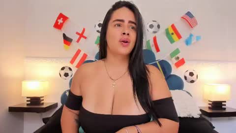 andreahgil online show from June 24, 1:51 pm