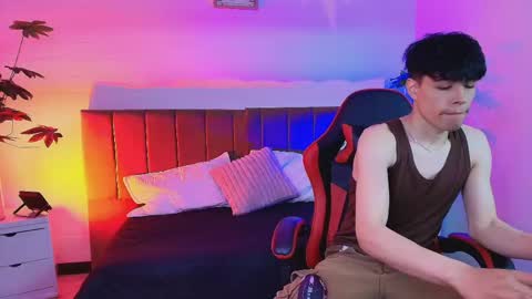 andreew_style_ online show from April 16, 9:26 pm