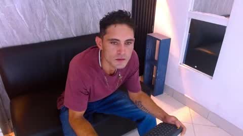 andres_colins1 online show from April 22, 6:37 pm