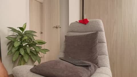 ANDREW WEST online show from April 18, 7:58 pm