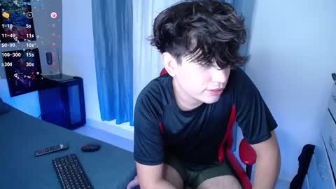 Snapshot of andyboy_19 chatting on December 14, 2:33 am andy online show from December 14, 2:33 am