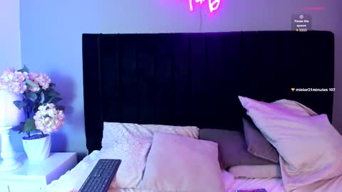 Snapshot of angeliique_ chatting on October 21, 7:50 pm Angelique online show from October 21, 7:50 pm
