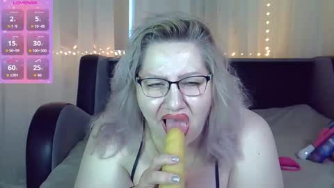 Snapshot of angelinaglam chatting on October 13, 12:07 pm AngelinaGlam online show from October 13, 12:07 pm