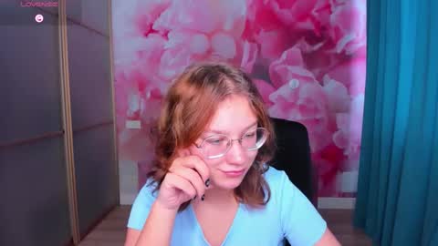 Snapshot of angelinalow chatting on October 23, 11:23 am AngelinaLow online show from October 23, 11:23 am