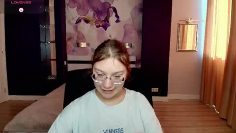 Snapshot of angelinalow chatting on October 21, 11:37 am AngelinaLow online show from October 21, 11:37 am