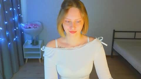 Snapshot of angellisss chatting on November 1, 8:57 am Cutie online show from November 1, 8:57 am