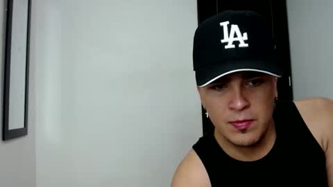 Snapshot of angels_0001 chatting on December 18, 5:00 pm angels_0001 online show from December 18, 5:00 pm