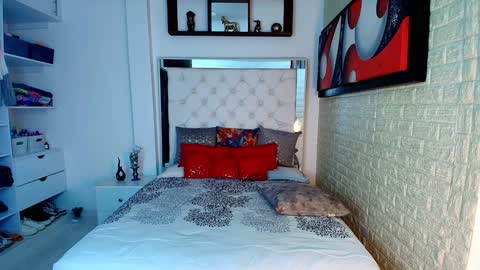 laura  online show from October 30, 2:01 am