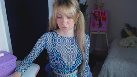 anita_moon_ online show from April 6, 10:33 pm
